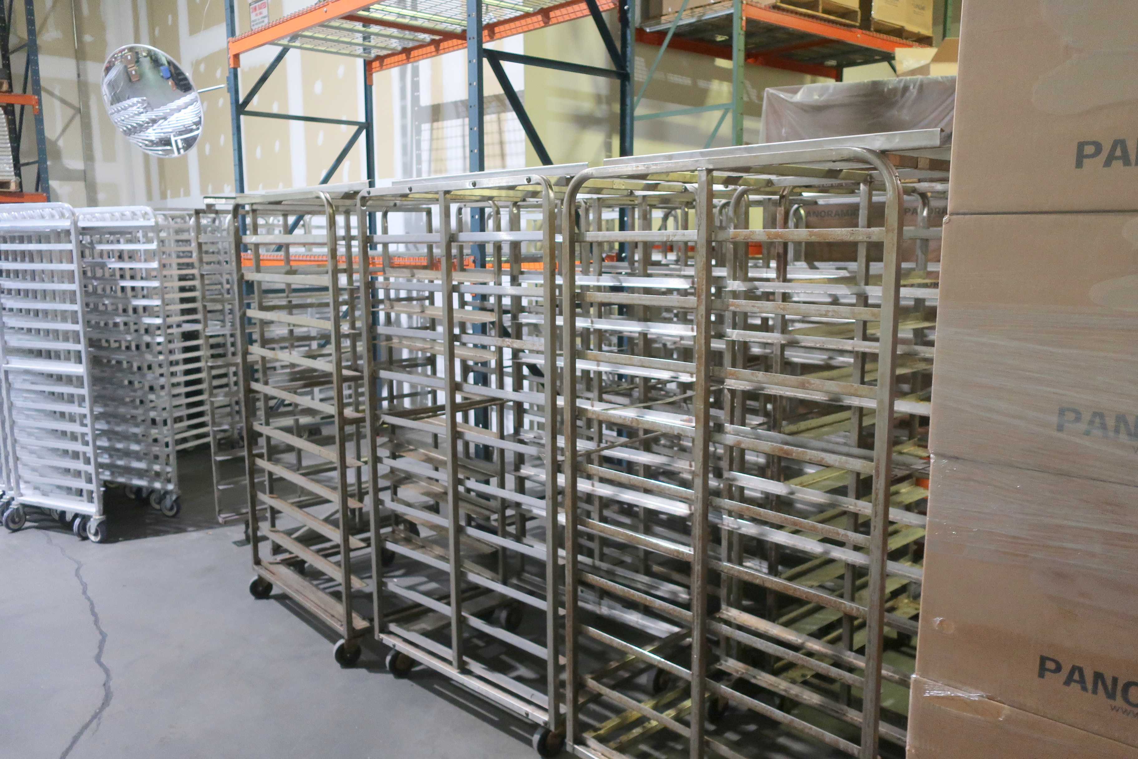 https://www.aaronequipment.com/images/AuctionImages/Bakery Racks.JPG